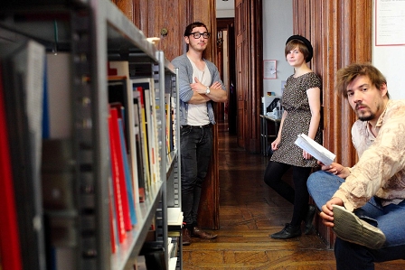 Jörg Albrecht, Gerhild Steinbuch und Johannes Schrettle in Gängen zwischen Bücherregalen